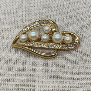 Vintage Signed Richelieu Brooch Pin Goldtone Metal Faux Pearls Rhinestones